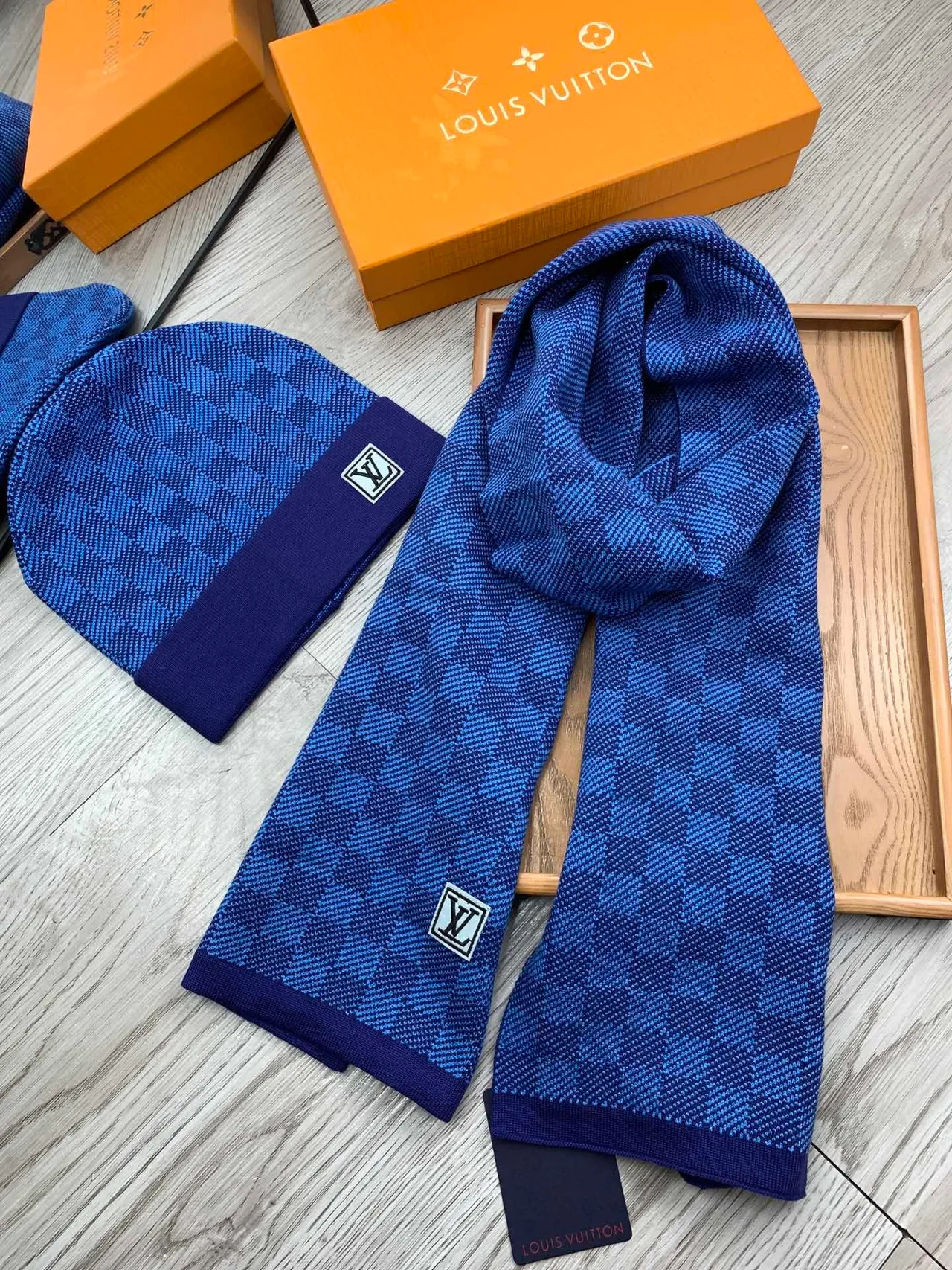 Louis Vuitton ধূসর বাদামী নিট রিবড কাফ বিনি 6