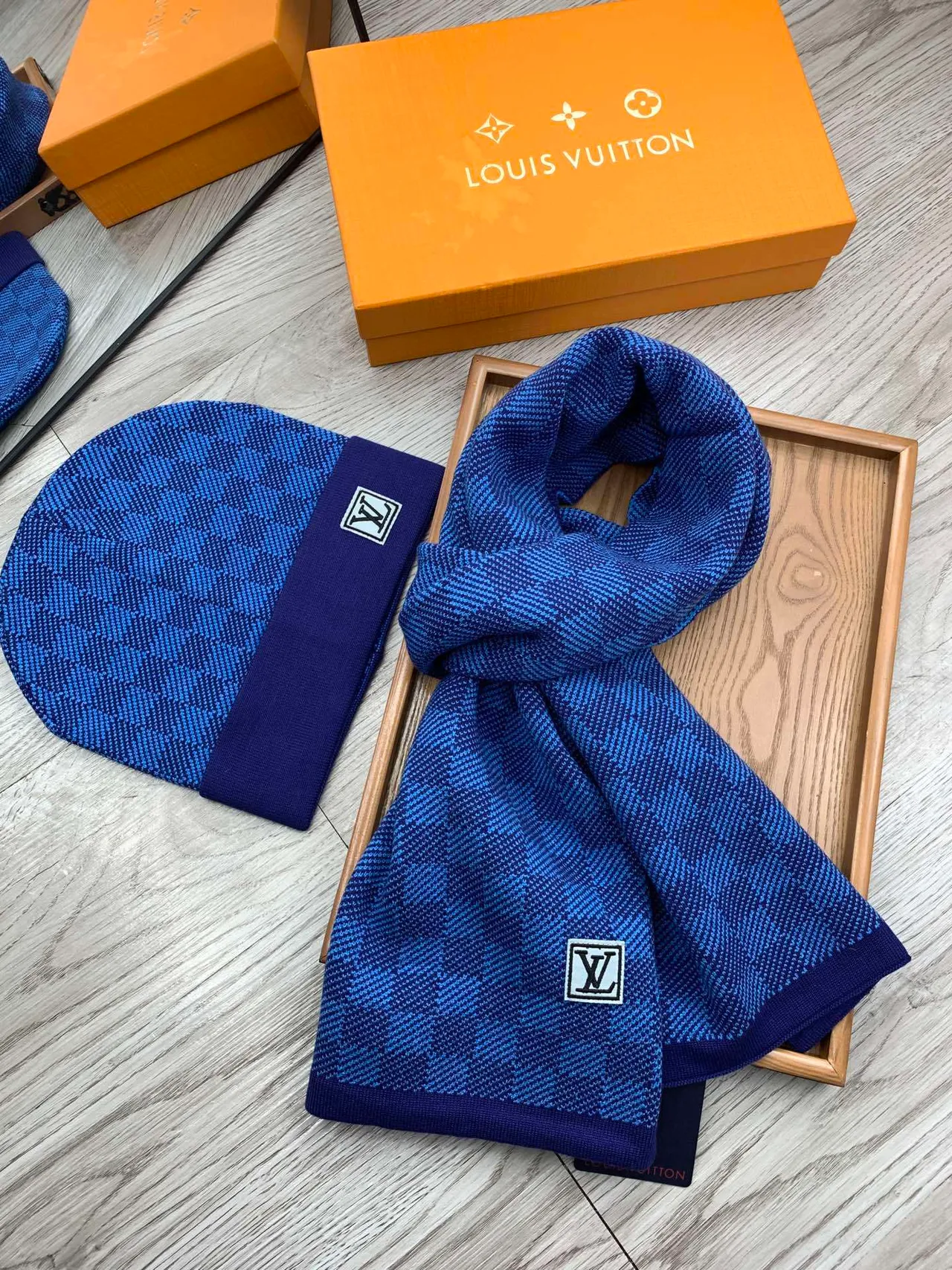Louis Vuitton ধূসর বাদামী নিট রিবড কাফ বিনি 7