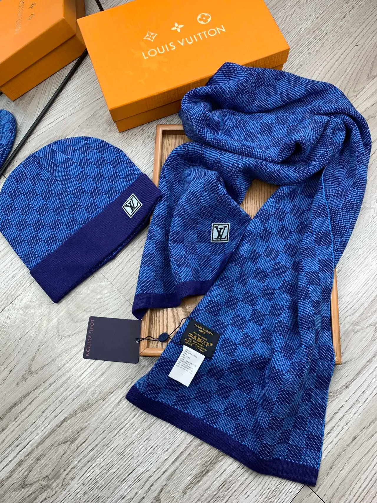 Louis Vuitton ধূসর বাদামী নিট রিবড কাফ বিনি 8