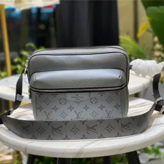 Louis Vuitton حقيبة كروس بودي من الجلد الرمادي مطبوعة بمونوغرام بشكل منظم ومستطيلة