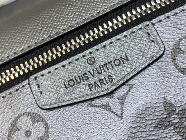 Louis Vuitton حقيبة كروس بودي من الجلد الرمادي مطبوعة بمونوغرام بشكل منظم ومستطيلة 4