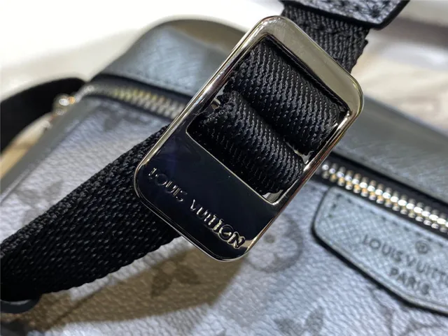 Louis Vuitton حقيبة كروس بودي من الجلد الرمادي مطبوعة بمونوغرام بشكل منظم ومستطيلة 5