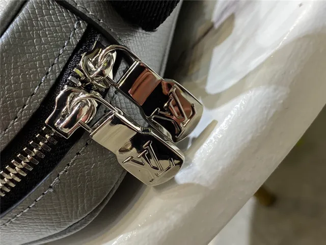 Louis Vuitton حقيبة كروس بودي من الجلد الرمادي مطبوعة بمونوغرام بشكل منظم ومستطيلة 6