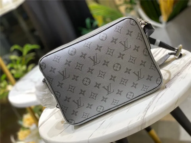 Louis Vuitton حقيبة كروس بودي من الجلد الرمادي مطبوعة بمونوغرام بشكل منظم ومستطيلة 7