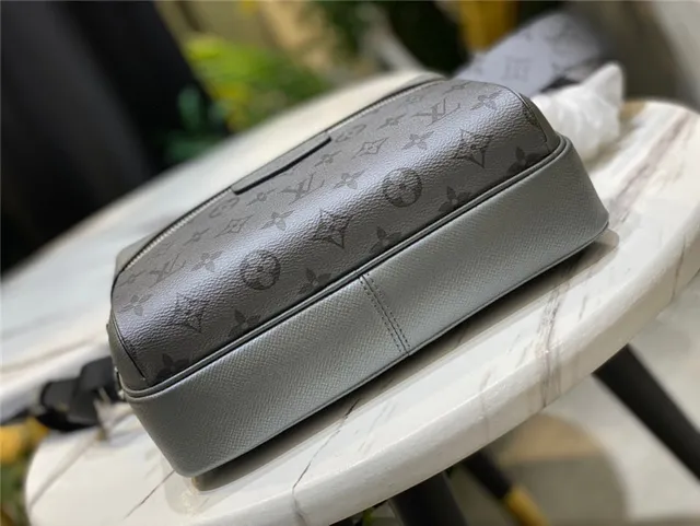 Louis Vuitton حقيبة كروس بودي من الجلد الرمادي مطبوعة بمونوغرام بشكل منظم ومستطيلة 8