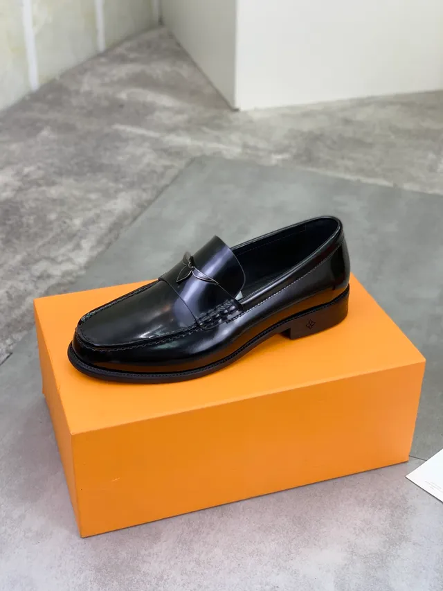 Louis Vuitton হর্ন অর্নামেন্ট লোফার কালো গোল্ড চকচকে প্যাটেন্ট লেদার মেটাল লোফার 4