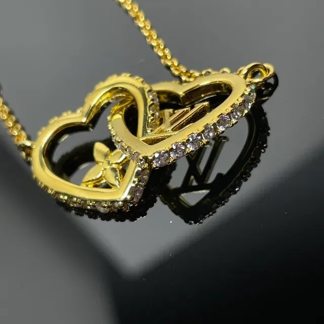 Colar Louis Vuitton Interlocking Hearts Pavé Cristal Dourado 3