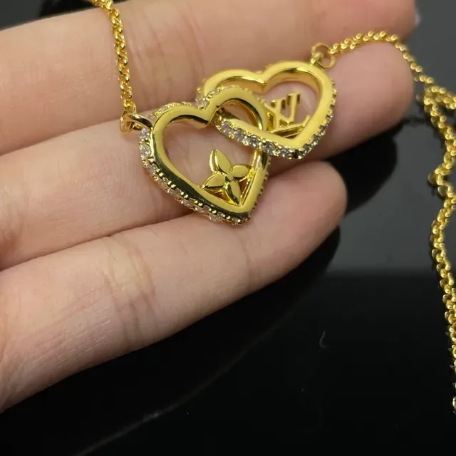 Colar Louis Vuitton Interlocking Hearts Pavé Cristal Dourado 4