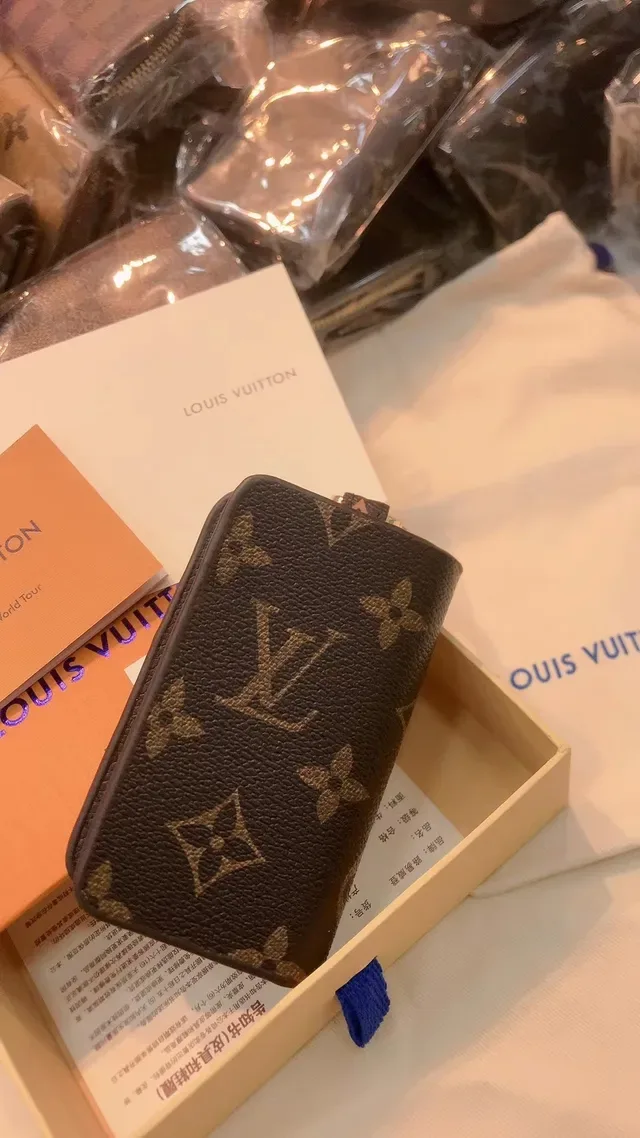 Porta-chaves Louis Vuitton Marrom Bege Monograma Lona Dorada Hardware Wallet 2