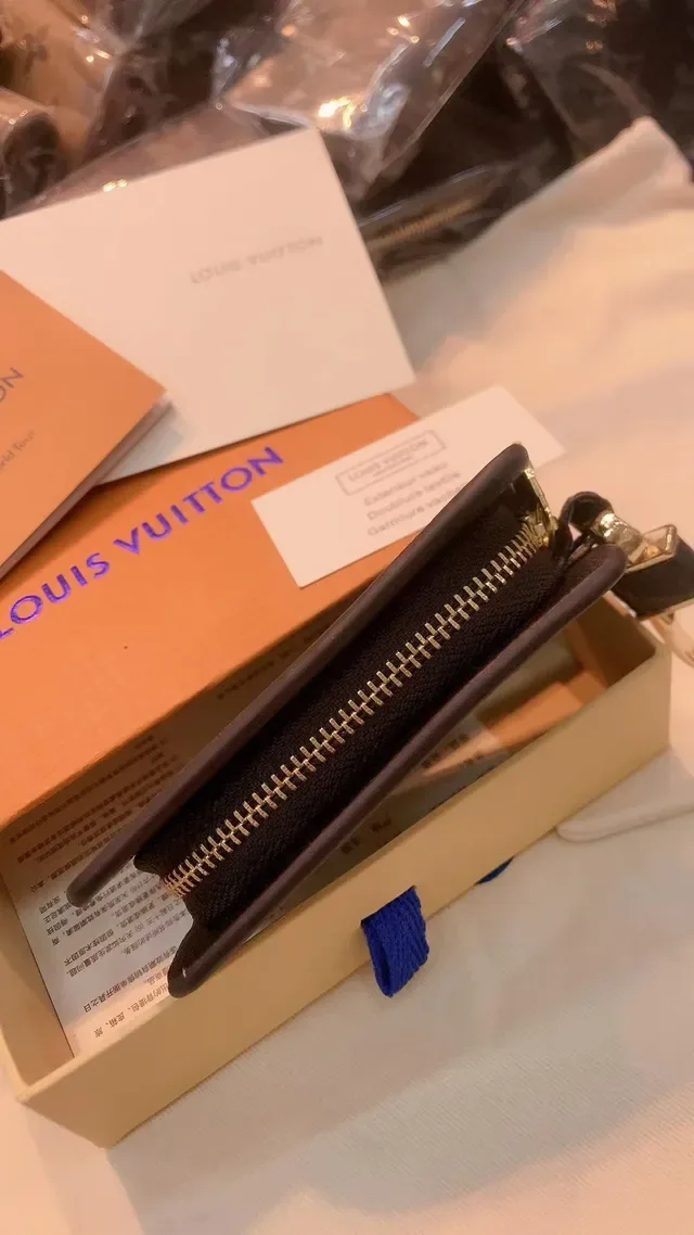 Porta-chaves Louis Vuitton Marrom Bege Monograma Lona Dorada Hardware Wallet 3