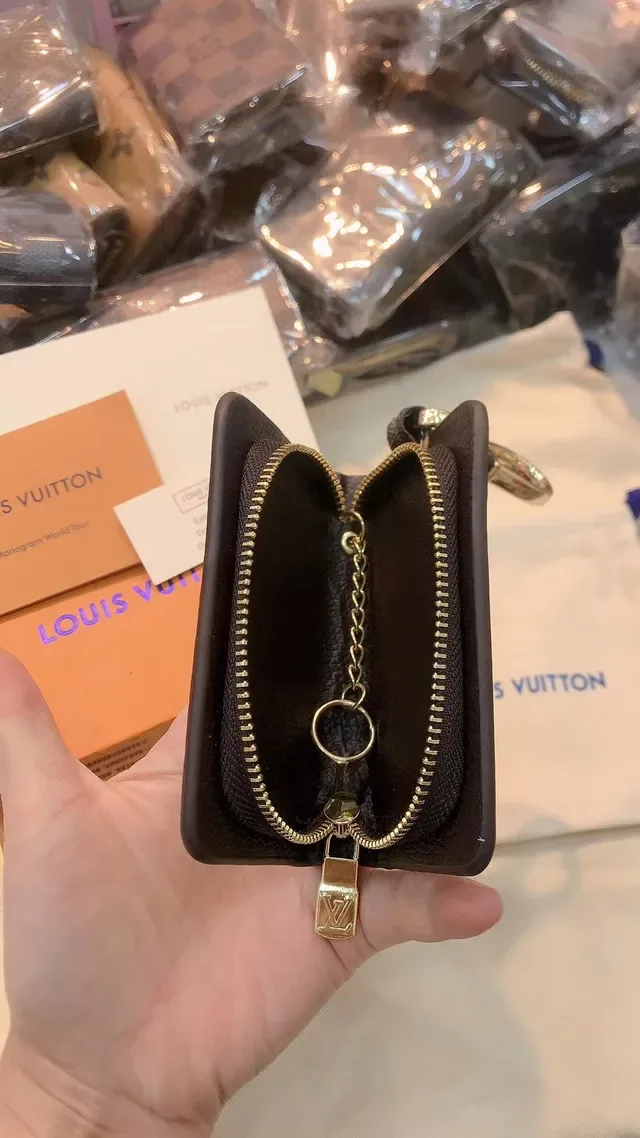 Porta-chaves Louis Vuitton Marrom Bege Monograma Lona Dorada Hardware Wallet 4