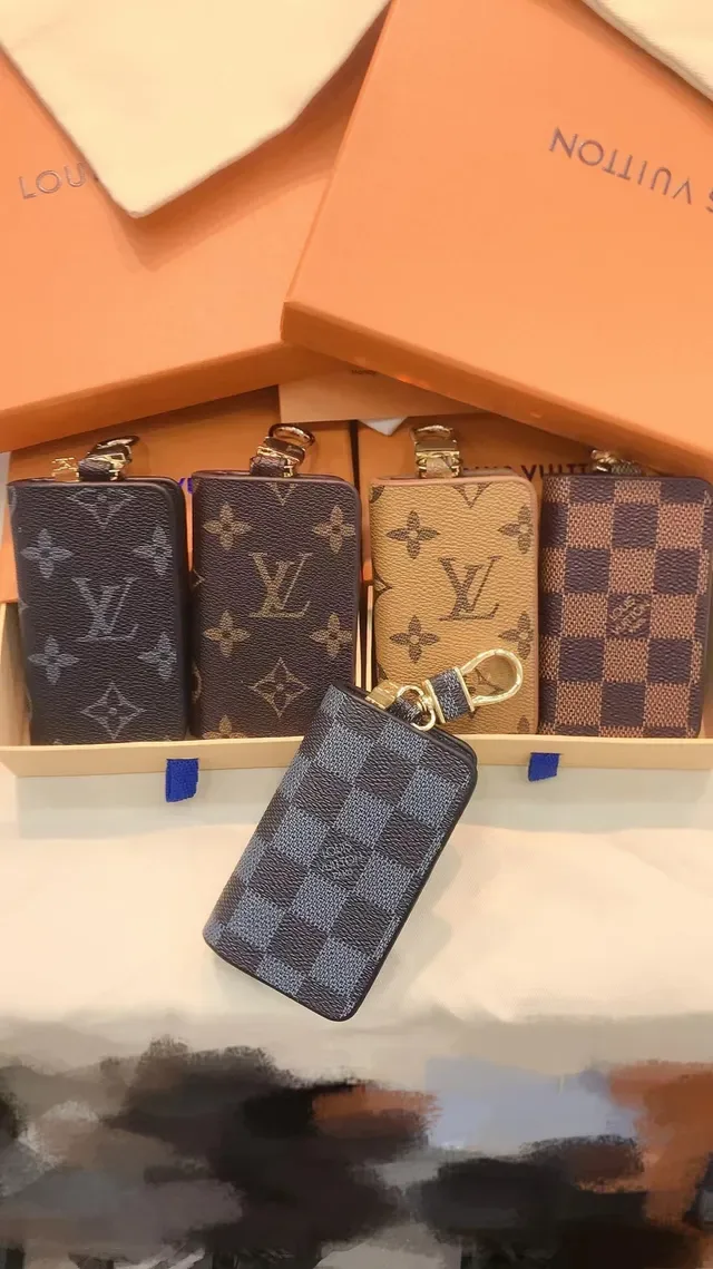 Porta-chaves Louis Vuitton Marrom Bege Monograma Lona Dorada Hardware Wallet 5