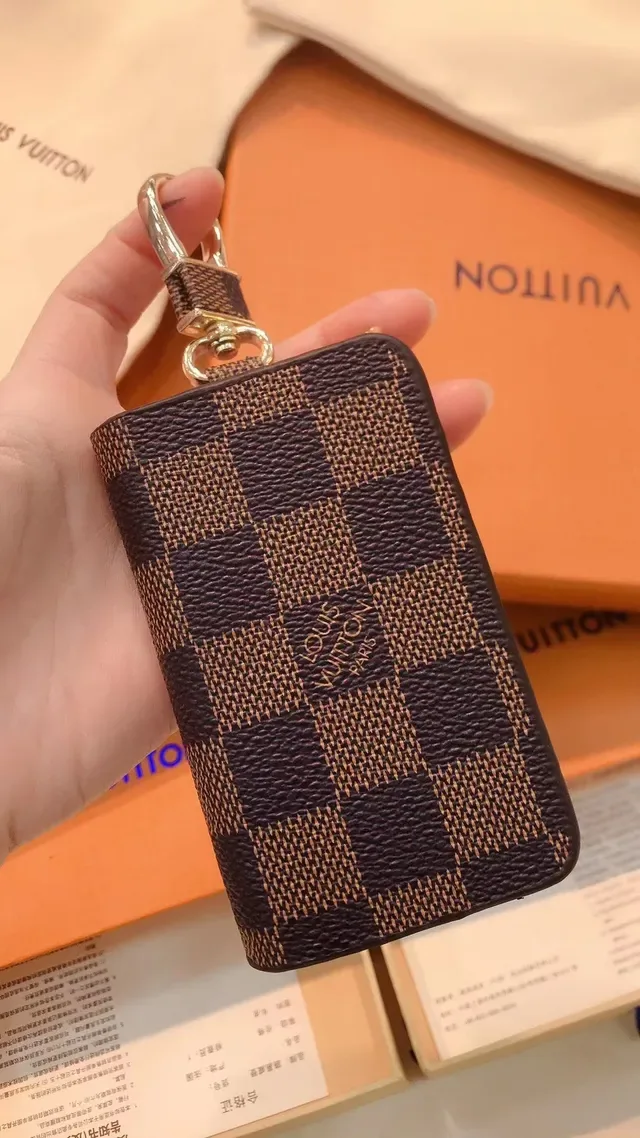 Porta-chaves Louis Vuitton Marrom Bege Monograma Lona Dorada Hardware Wallet 6
