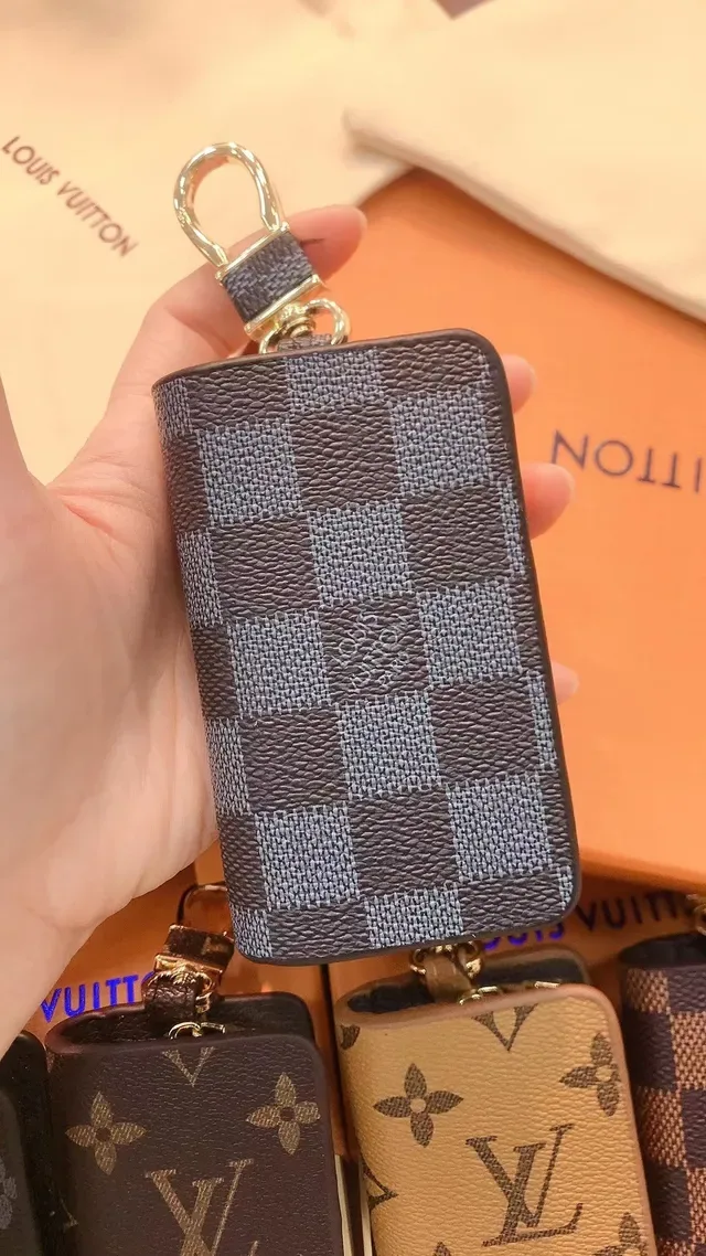 Porta-chaves Louis Vuitton Marrom Bege Monograma Lona Dorada Hardware Wallet 7