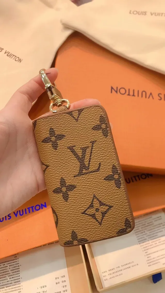 Porta-chaves Louis Vuitton Marrom Bege Monograma Lona Dorada Hardware Wallet 8