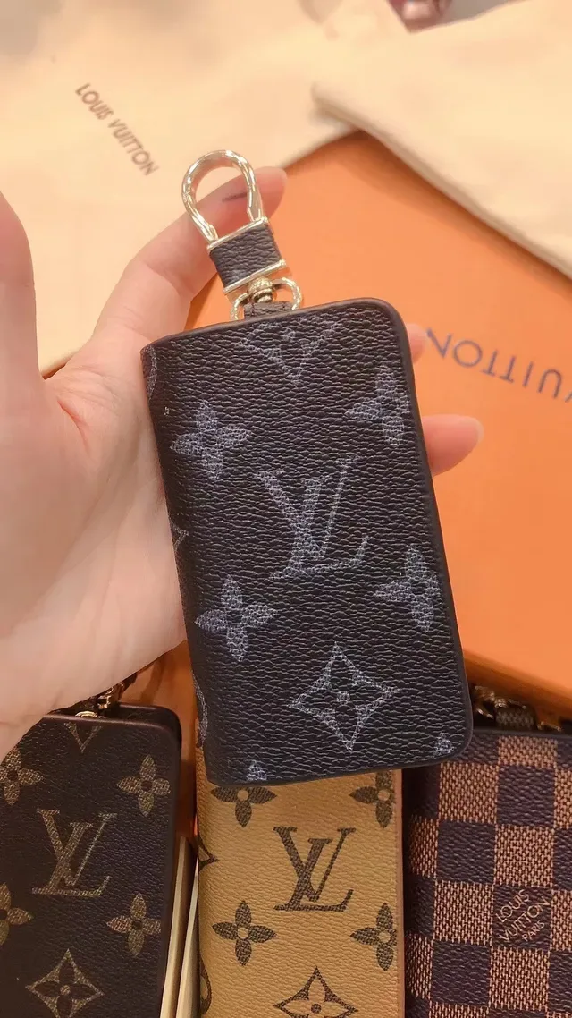 Porta-chaves Louis Vuitton Marrom Bege Monograma Lona Dorada Hardware Wallet 9