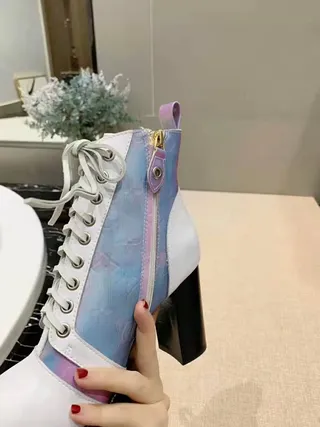 路易威登 Le Cagole 虹彩单色图案白色踝靴 2
