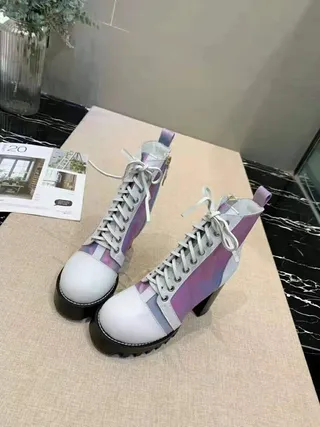 路易威登 Le Cagole 虹彩单色图案白色踝靴 7