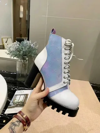 路易威登 Le Cagole 虹彩单色图案白色踝靴 8