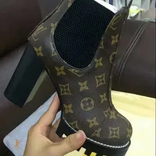 लुई विटटन ले कागोल मोनोग्राम कैनवास चंकी लग सोल एन्कल बूट