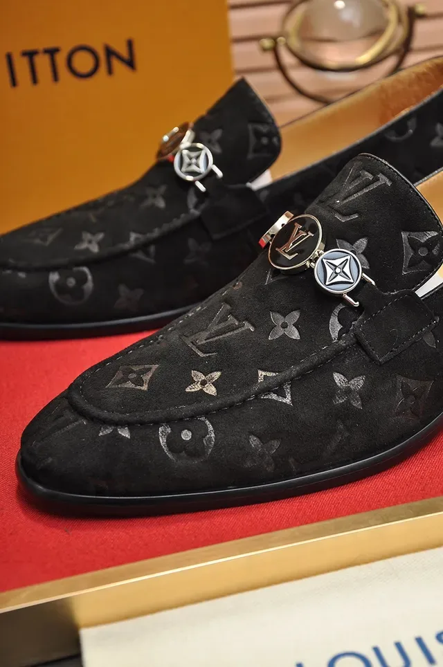Louis Vuitton Mocassin Noir Beige Monogrammed Daim Ornement Mors Métal 2
