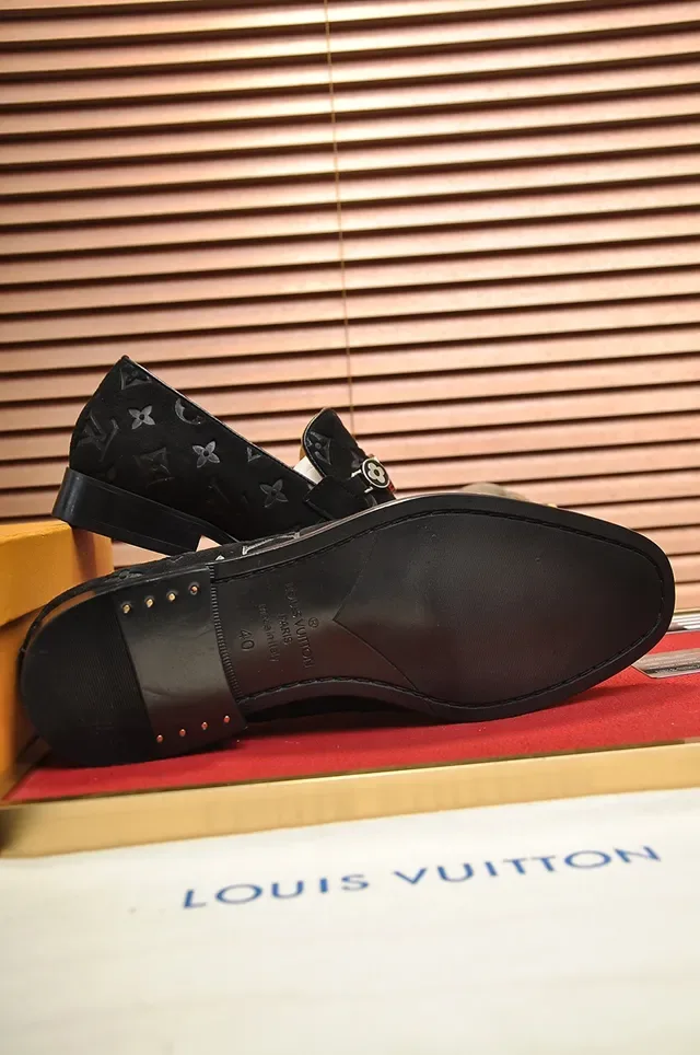 Louis Vuitton Mocassin Noir Beige Monogrammed Daim Ornement Mors Métal 3
