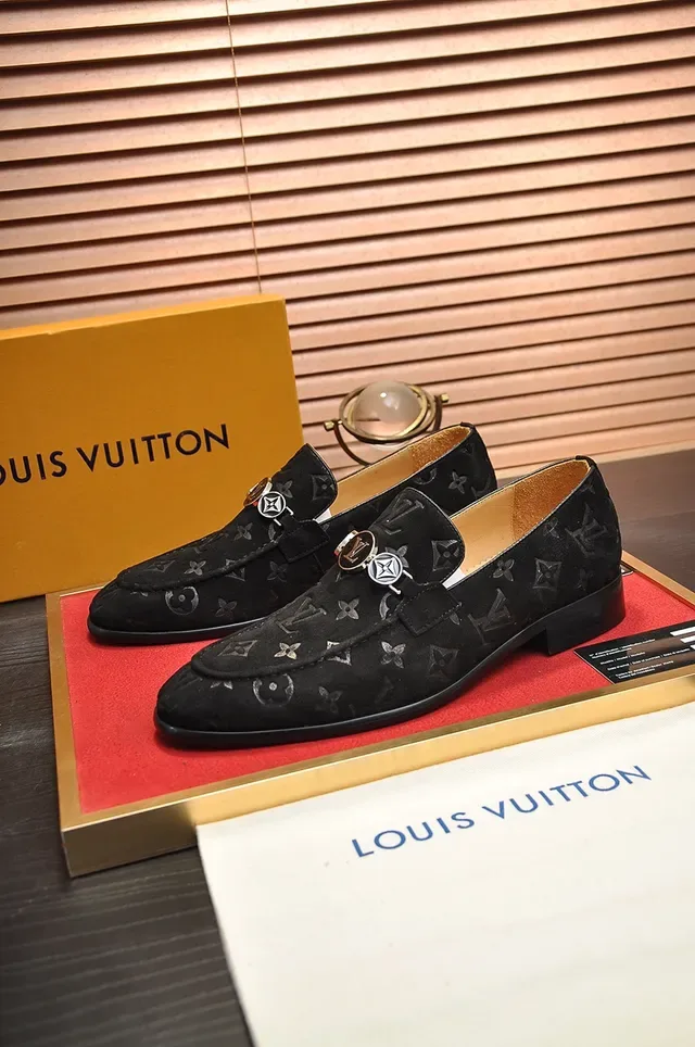 Louis Vuitton Mocassin Noir Beige Monogrammed Daim Ornement Mors Métal 4