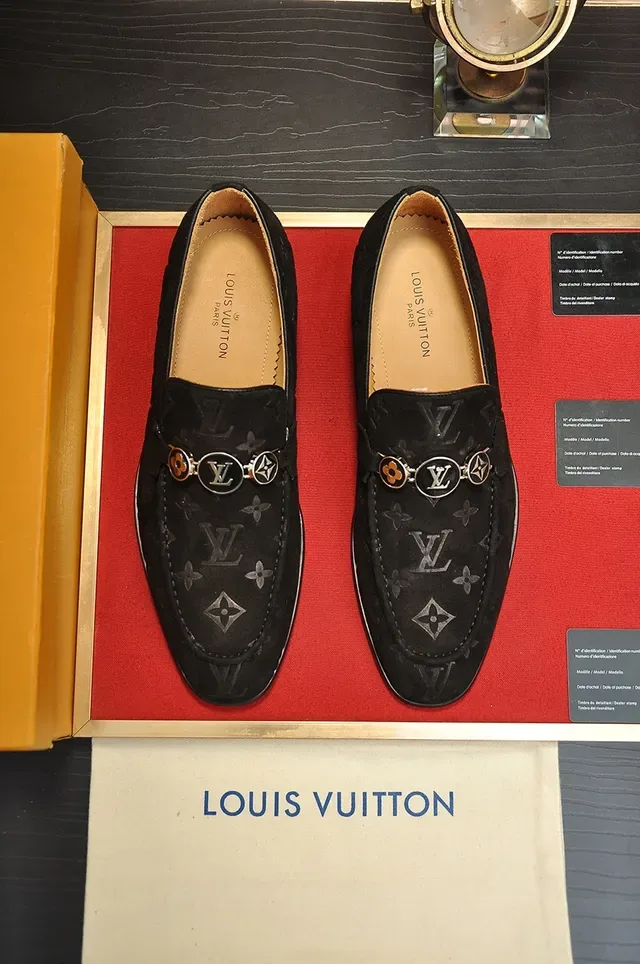 Louis Vuitton Mocassin Noir Beige Monogrammed Daim Ornement Mors Métal 5