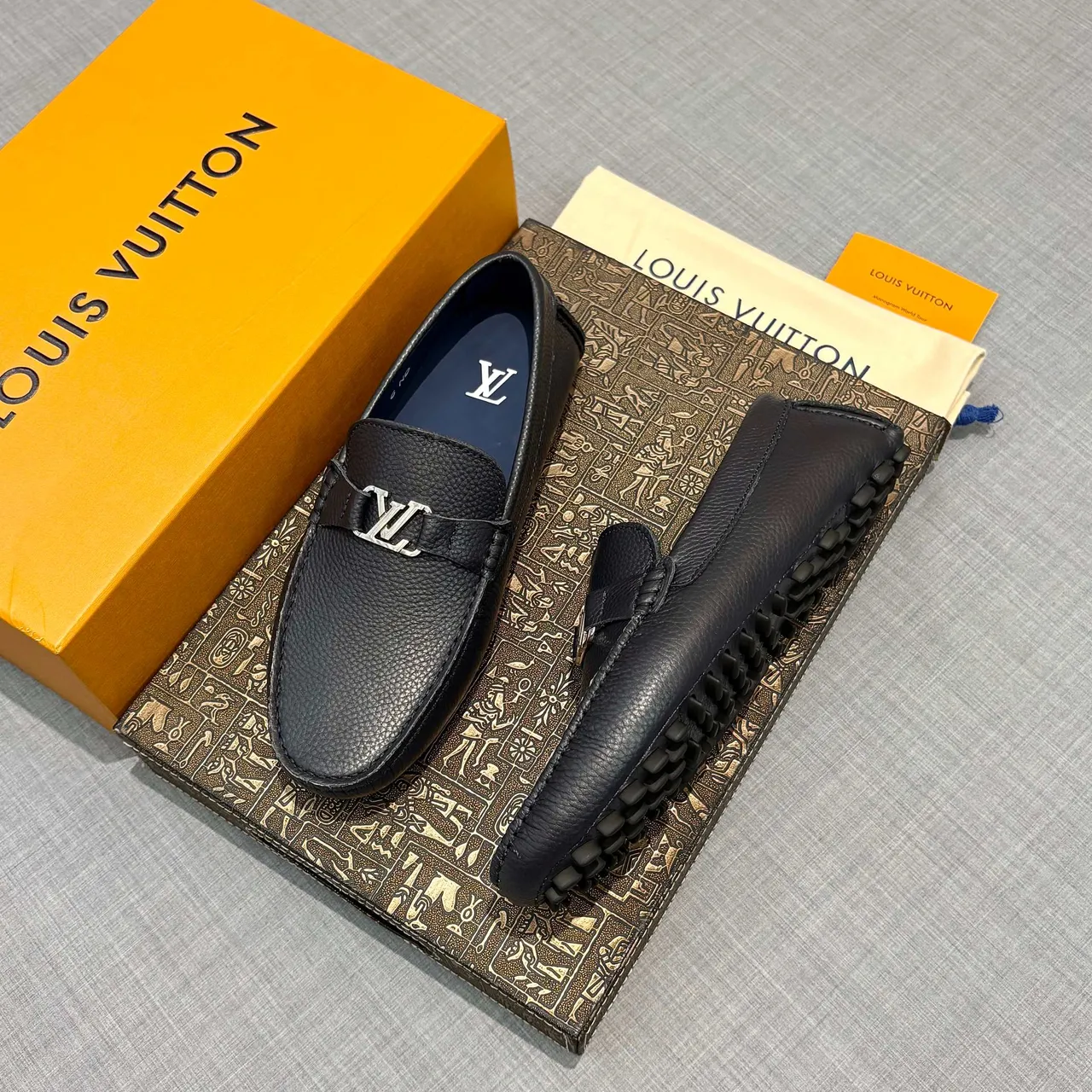 Louis Vuitton Loafer أسود بحري جلد مقشف معدني LV مشبك Loafer 2