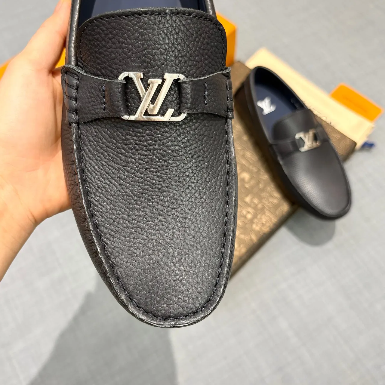 Louis Vuitton Loafer أسود بحري جلد مقشف معدني LV مشبك Loafer 3
