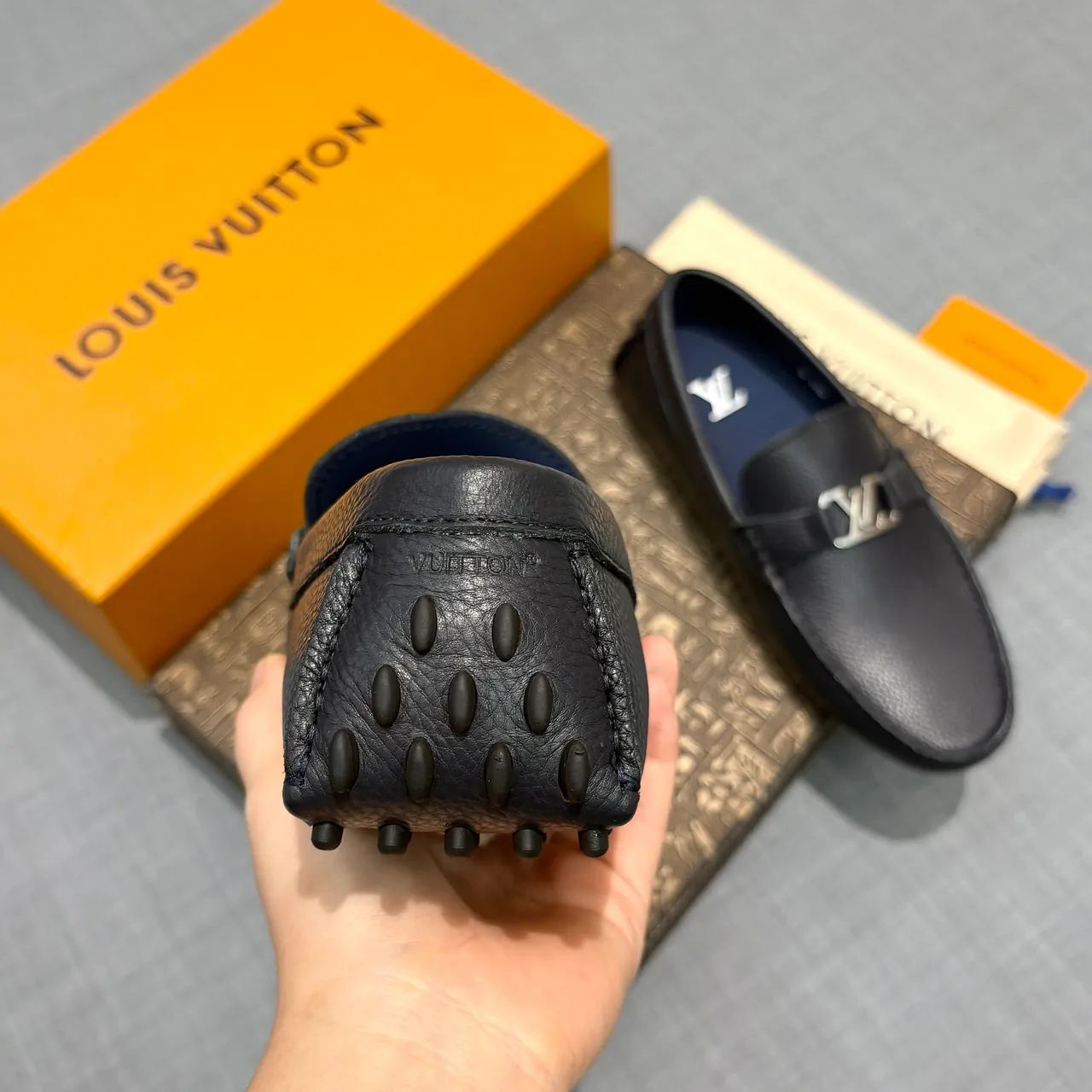 Louis Vuitton Loafer أسود بحري جلد مقشف معدني LV مشبك Loafer 4