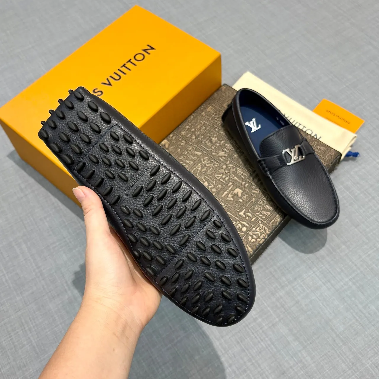 Louis Vuitton Loafer أسود بحري جلد مقشف معدني LV مشبك Loafer 5