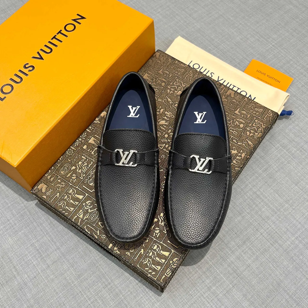 Louis Vuitton Loafer أسود بحري جلد مقشف معدني LV مشبك Loafer 6