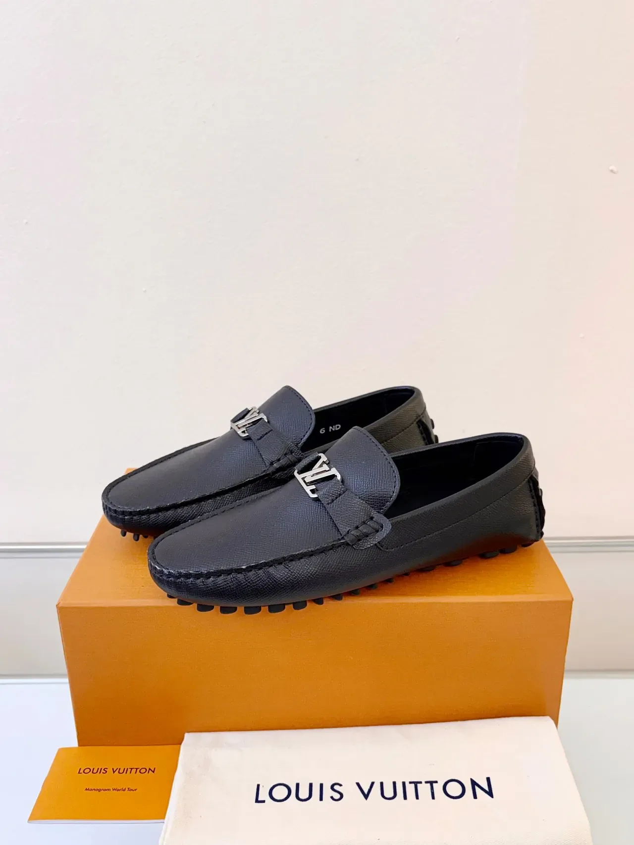 Louis Vuitton mocassins cuir pebbled noir avec boucle LV 2