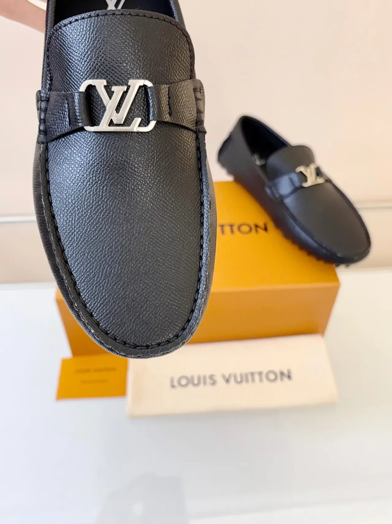 Louis Vuitton mocassins cuir pebbled noir avec boucle LV 3