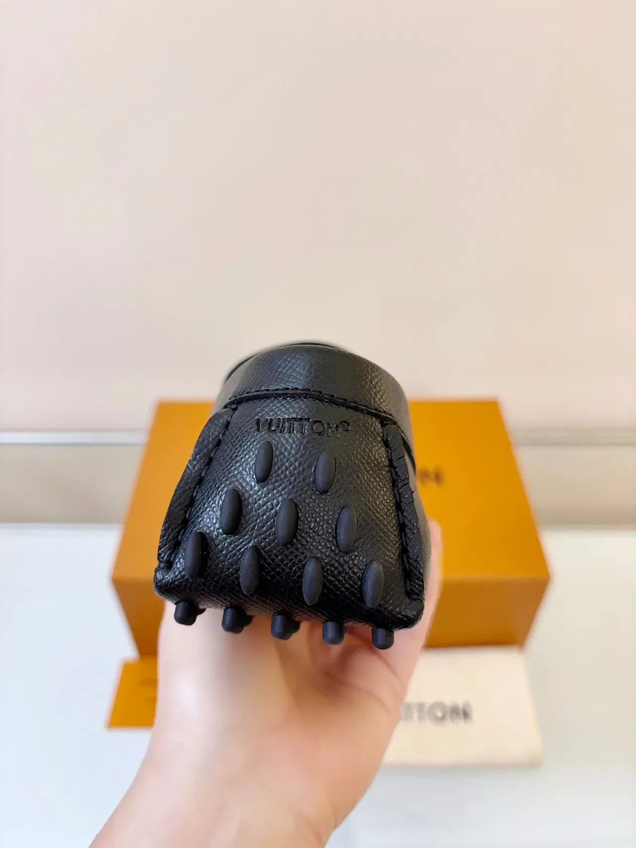 Louis Vuitton mocassins cuir pebbled noir avec boucle LV 4