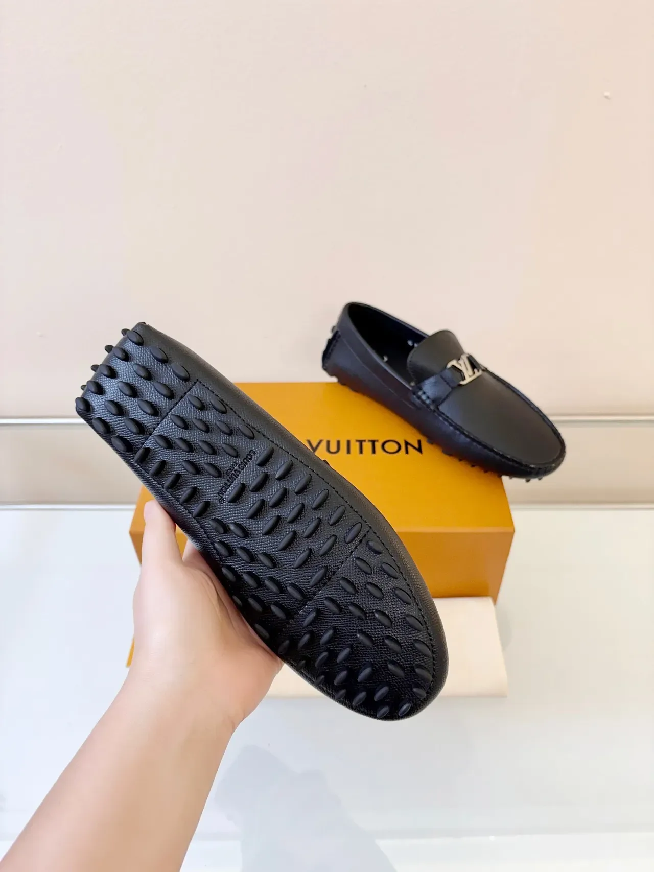 Louis Vuitton mocassins cuir pebbled noir avec boucle LV 5