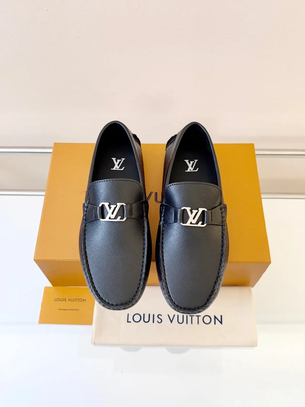 Louis Vuitton mocassins cuir pebbled noir avec boucle LV 6