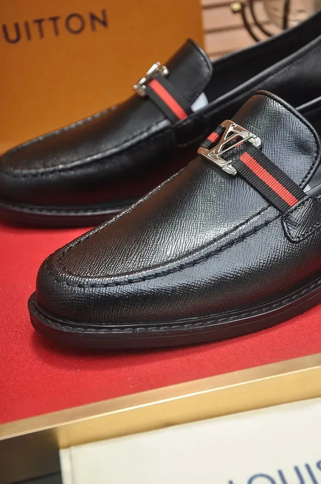 Louis Vuitton लोफर काला लाल टेक्सचर्ड लेदर मेटल LV बकल लोफर 3