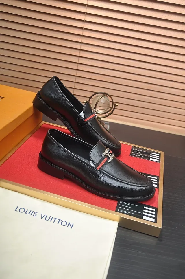 Louis Vuitton लोफर काला लाल टेक्सचर्ड लेदर मेटल LV बकल लोफर 4