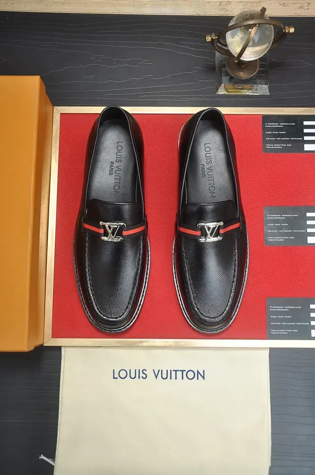 Louis Vuitton लोफर काला लाल टेक्सचर्ड लेदर मेटल LV बकल लोफर 5