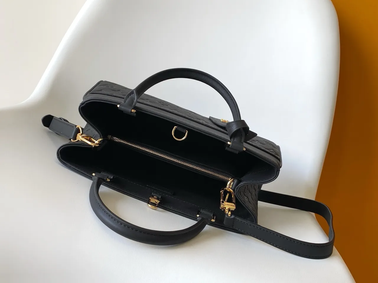 Louis Vuitton Lockme काला एम्बॉस्ड मोनोग्राम संरचित बॉस्टन बैग 2