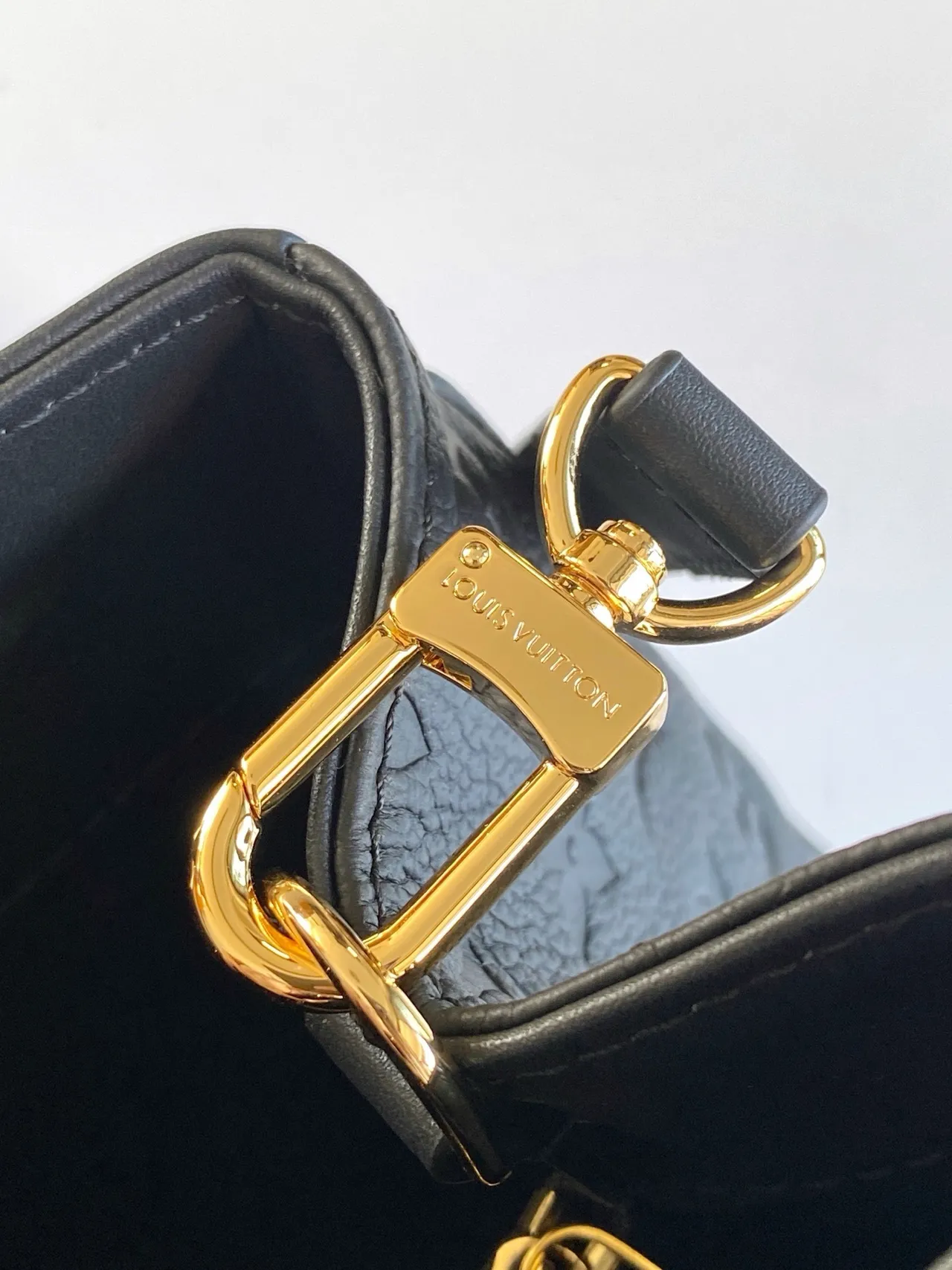 Louis Vuitton Lockme काला एम्बॉस्ड मोनोग्राम संरचित बॉस्टन बैग 3
