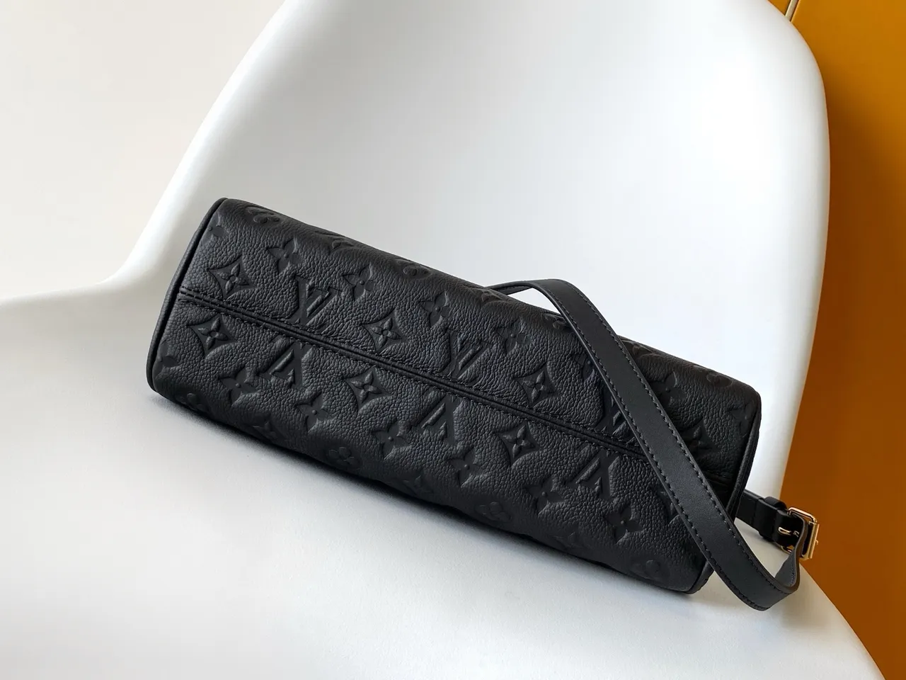 Louis Vuitton Lockme काला एम्बॉस्ड मोनोग्राम संरचित बॉस्टन बैग 5