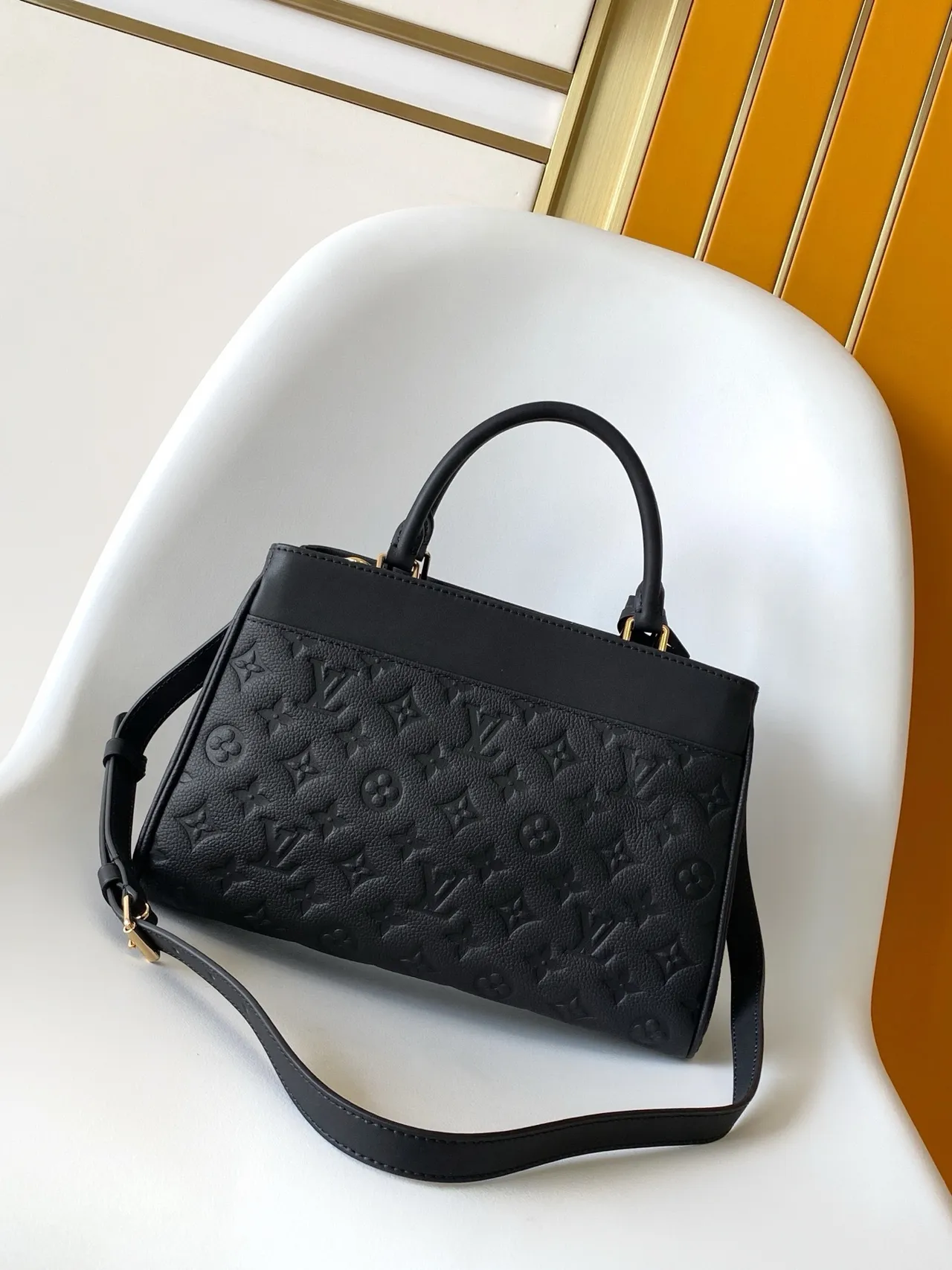 Louis Vuitton Lockme काला एम्बॉस्ड मोनोग्राम संरचित बॉस्टन बैग 6
