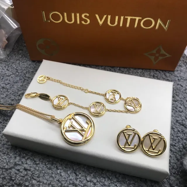 Louis Vuitton LV Circle أقراط دائرية معدنية ذهبية بيضاء 2
