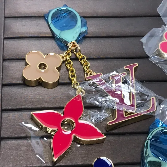 Louis Vuitton LV Flor Rosa Azul Joyería de Metal con Revestimiento de Esmalte y Contorno en Oro 2