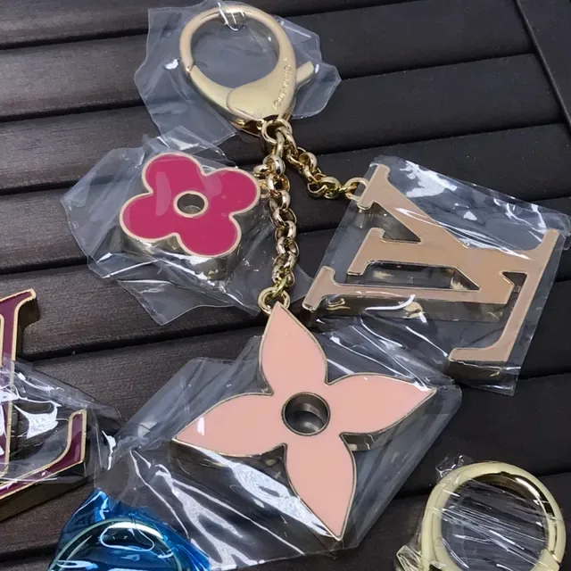 Louis Vuitton LV Flor Rosa Azul Joyería de Metal con Revestimiento de Esmalte y Contorno en Oro 4