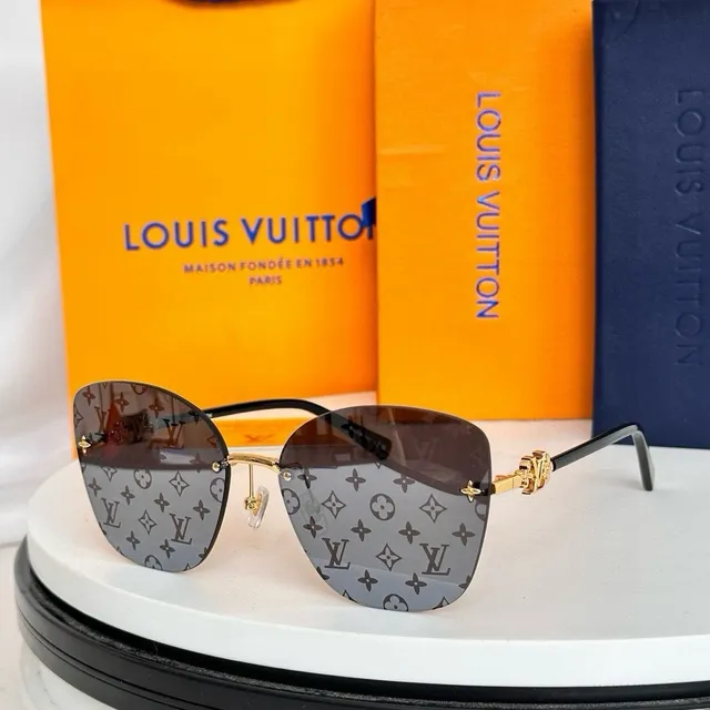 Louis Vuitton LV Gram Square Cat Eye نظارات شمسية 8