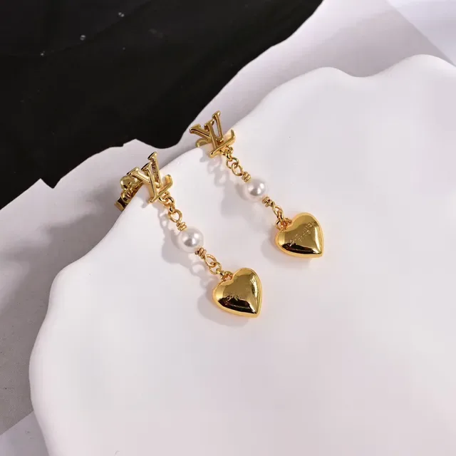 أقراط لويس فيتون LV قلب ذهب أبيض Monogram-Top Pearl-Detailed 5